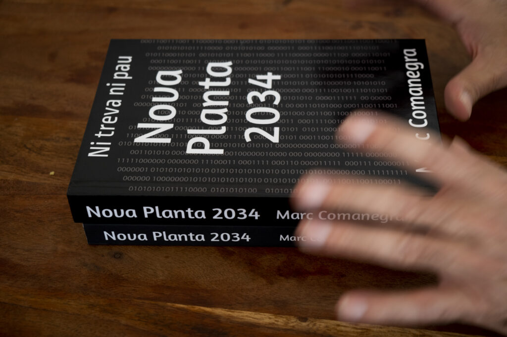 L'autor amb l'àlies Marc Comanegre posa a Barcelona amb el seu nou llibre Nova Planta 2034.