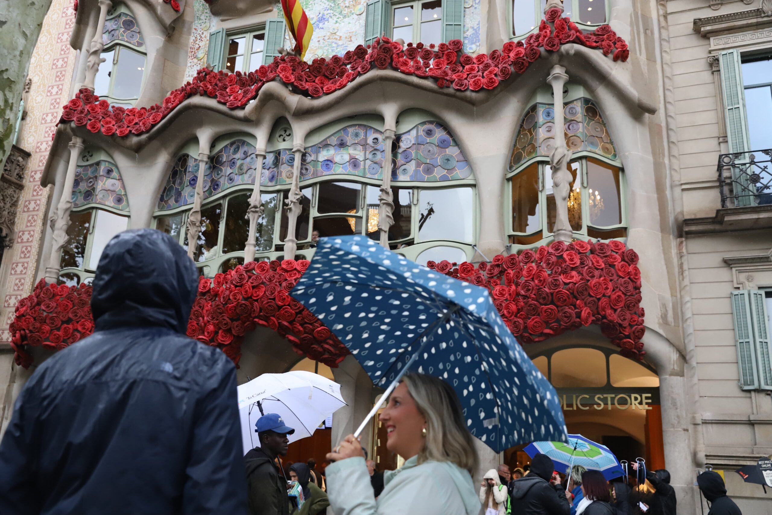 Un moment del dilluns 22 d'abril a la tarda, als afores de la casa Batlló (fotografia: Albert Salamé).