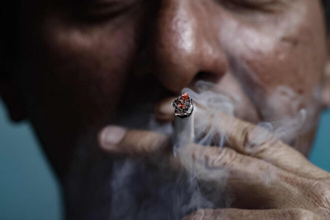 Un estudi explica per què el tabac i ser home augmenten el risc de càncer de bufeta