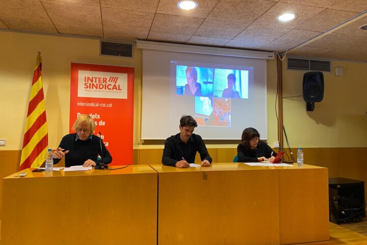 Un moment de la conferència de premsa de la Intersindical (fotografia: Pol Baraza).