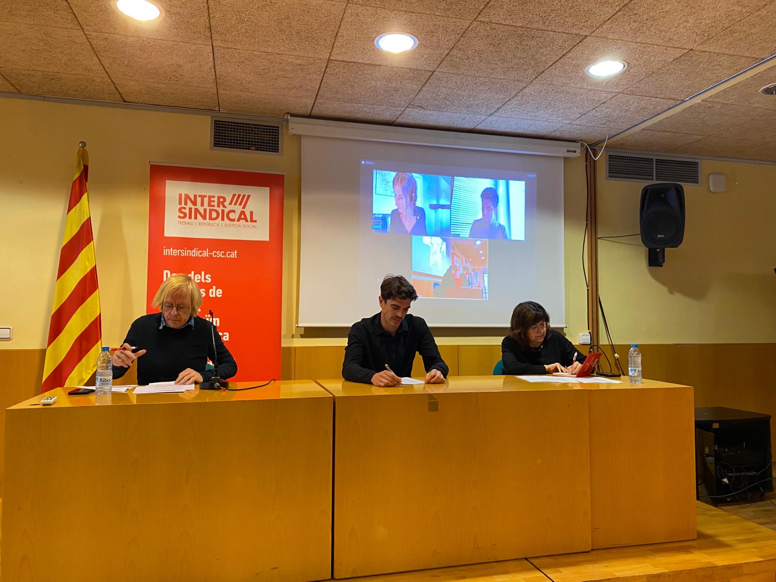 Un moment de la conferència de premsa de la Intersindical (fotografia: Pol Baraza).