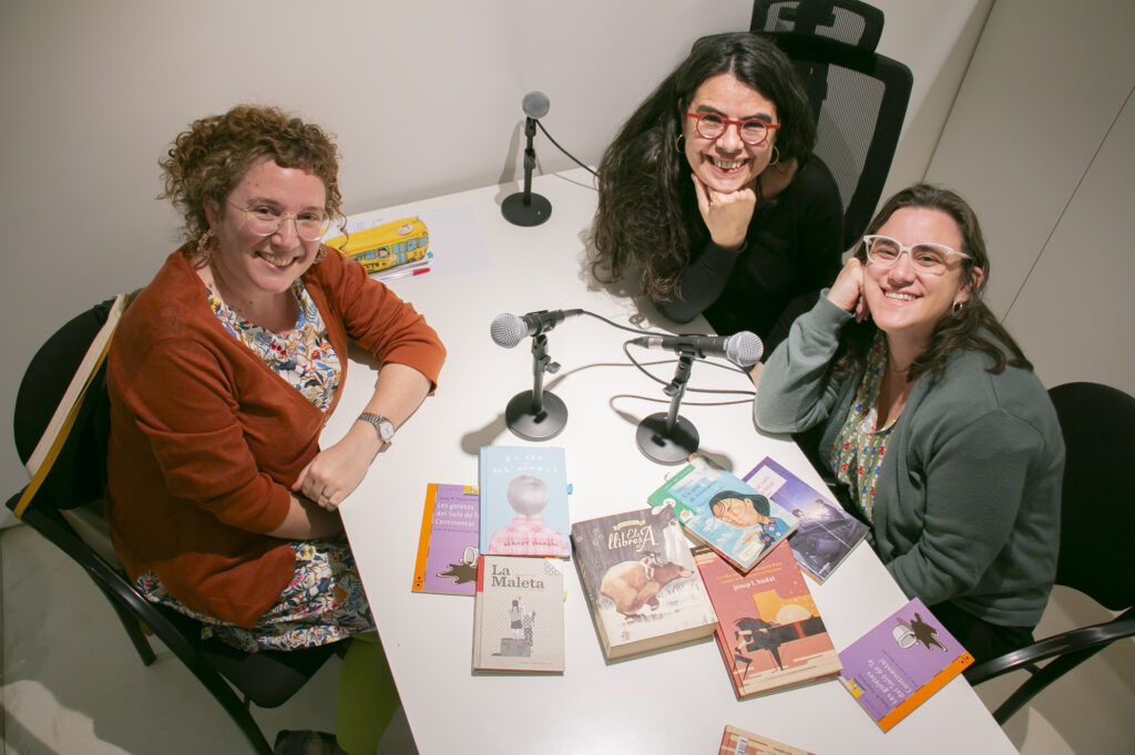 'Poc cas', el pòdcast de literatura infantil i juvenil, amb Carlota Torrents, Tina Vallès i Paula Jarrin.