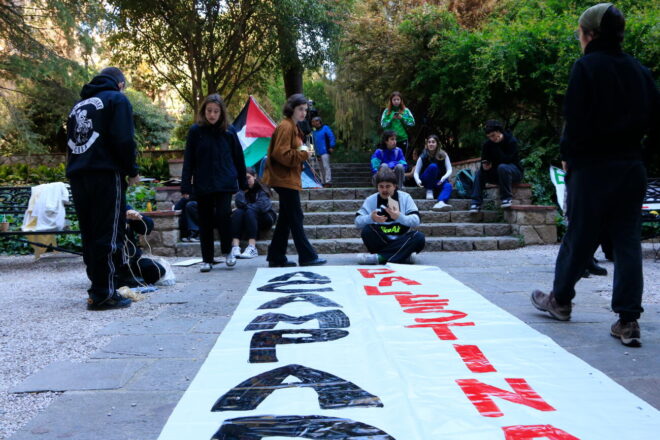 El claustre de la UB aprova una moció per a trencar relacions amb Israel arran de les protestes universitàries