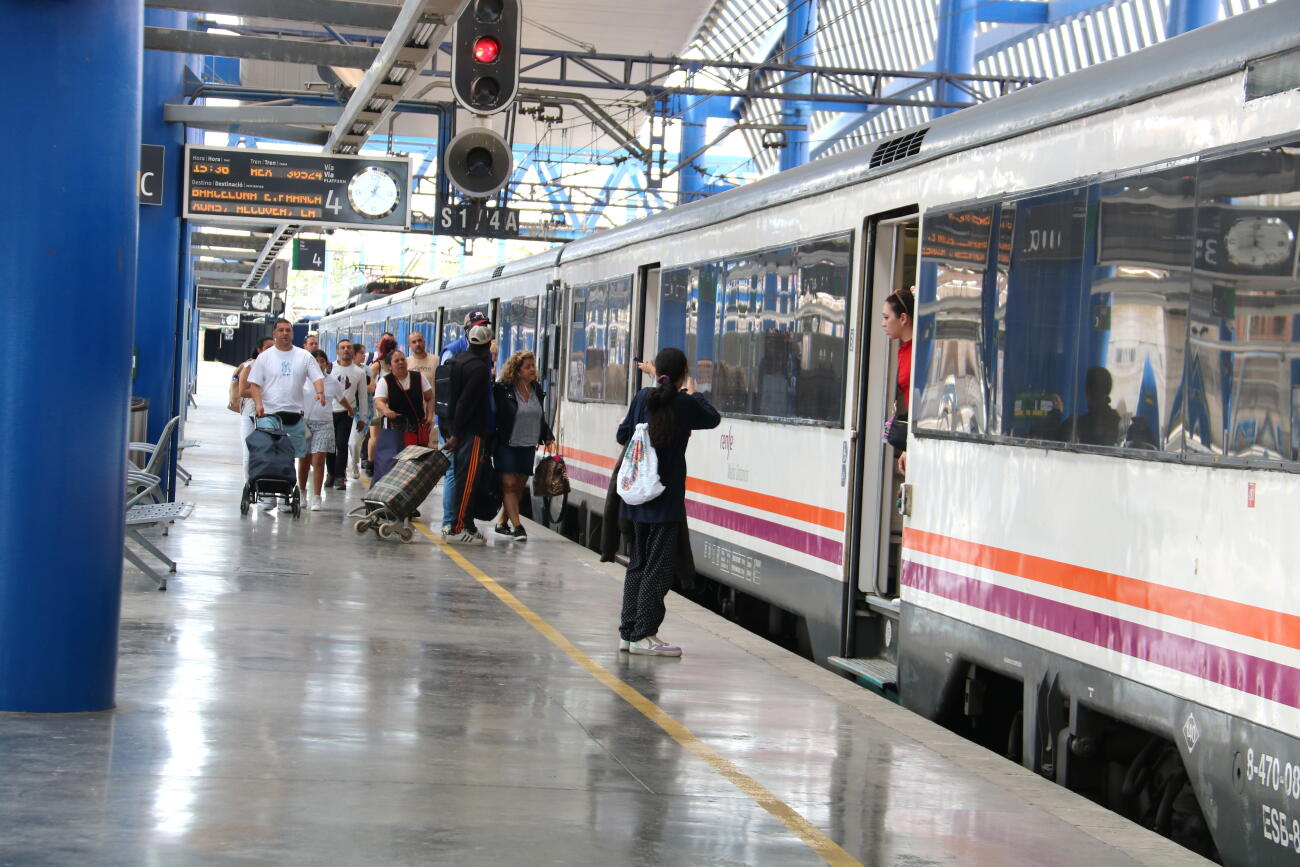 Persones pujant al tren de l'R14 des de l'estació de Lleida (fotografia: ACN / Alba Mor).