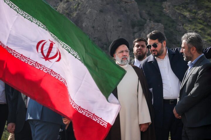 Una fotografia proporcionada per l'oficina presidencial iraniana mostra el president iranià Ebrahim Raisi i el ministre de Carreteres i Urbanisme de l'Iran, Mehrdad Bazrpash en la presa Qiz-Qalasi construïda per Iran i Azerbaidjan al riu Aras, a la frontera compartida, el 19 de maig de 2024.