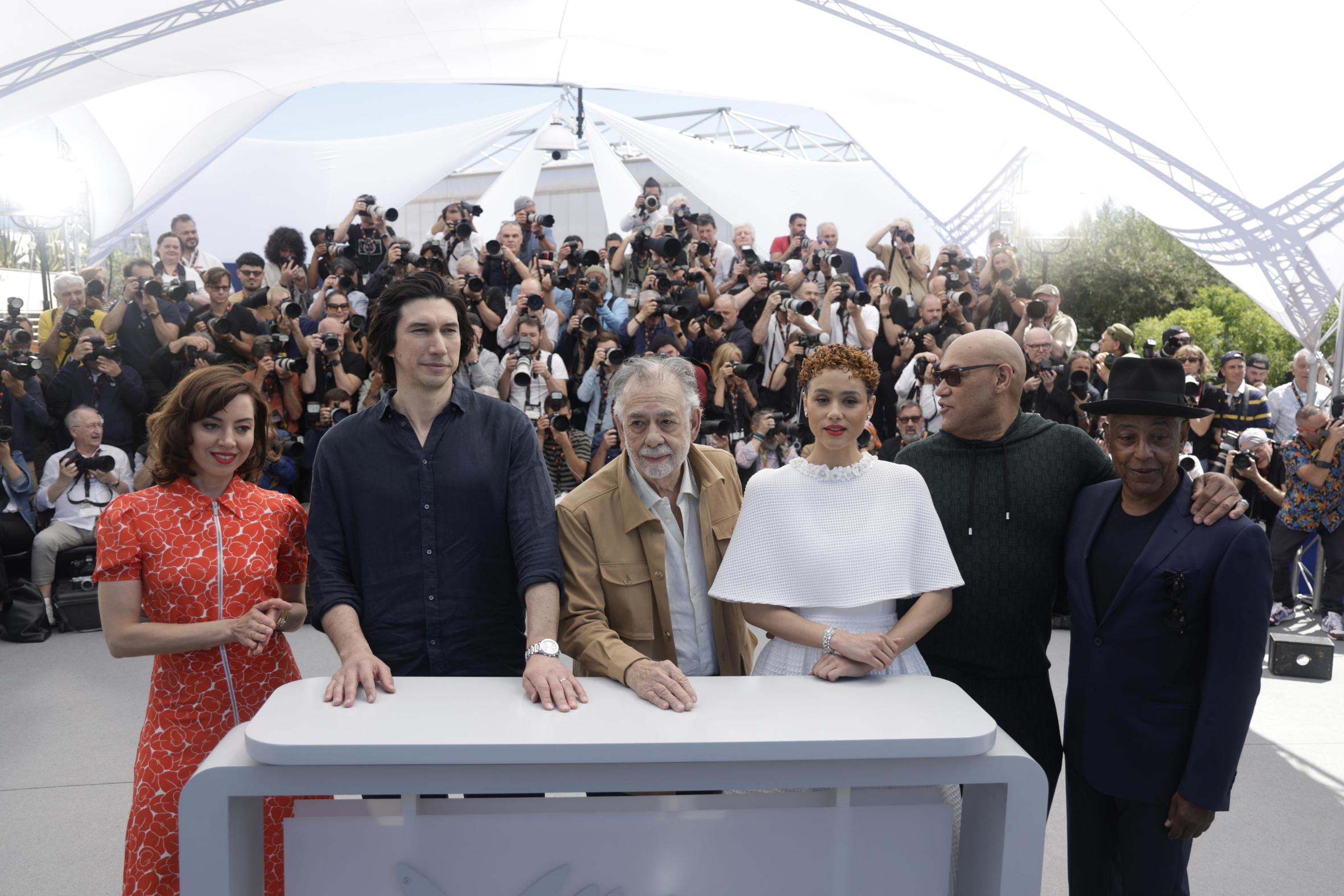 Coppola (centre, amb jaqueta ocre) durant l'estrena del film a Canes (fotografia: Guillaume Horcajuelo/EFE)