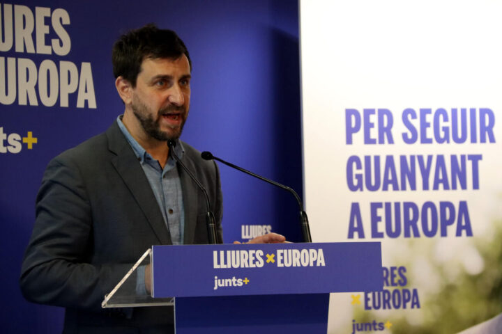 El candidat de Junts a les eleccions europees, Toni Comín, en un acte de campanya sobre l'oficialitat del català a la UE.