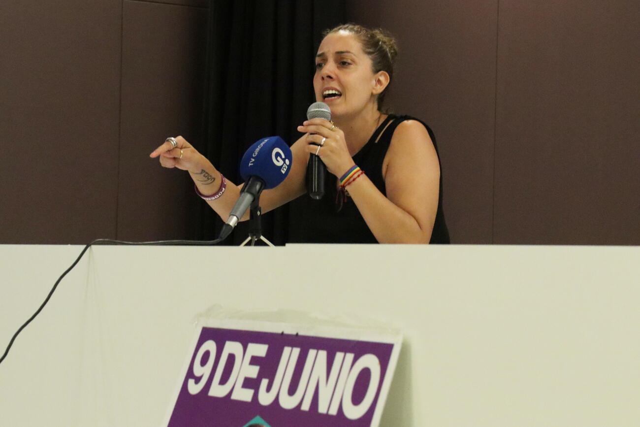 Conchi Abellán, coordinadora de Podem a Catalunya, en un acte electoral a Girona (fotografia: ACN / Aina Martí).