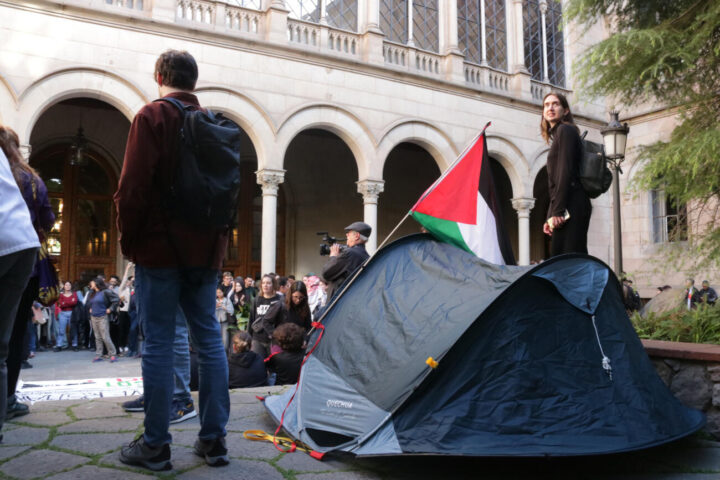 Acampada en contra del genocidi a Gaza al claustre de la Universitat de Barcelona (fotografia: ACN).