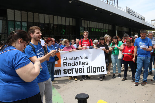 Protesta a l’estació de Sants contra el mal servei dels trens de Rodalia i regionals