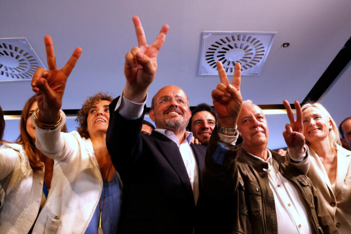 El candidat del PPC, Alejandro Fernández, fa el senyal de victòria (fotografia: ACN / Arnau Martínez).
