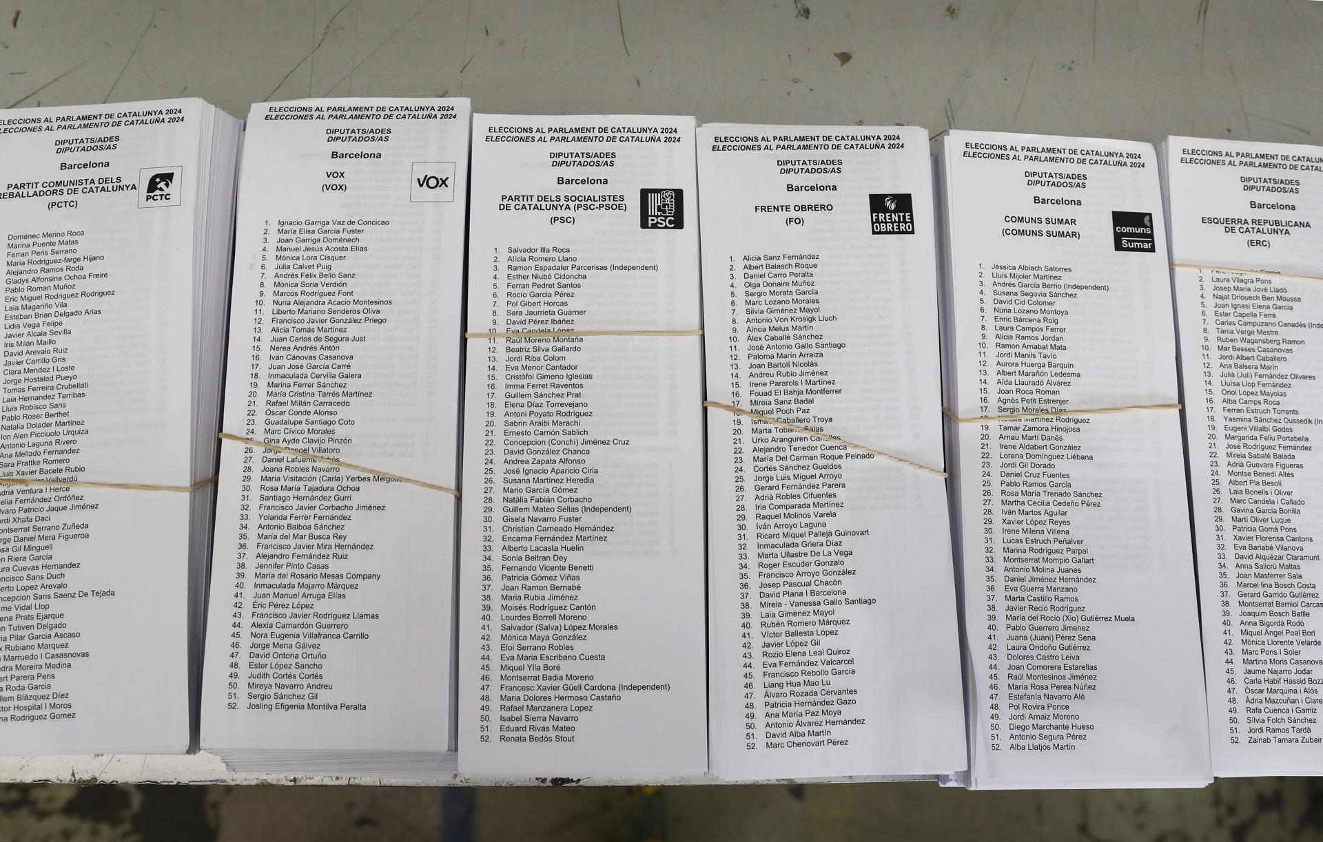 Piles de paperetes de les eleccions en el dipòsit municipal de Barcelona on s'emmagatzema el material electoral (Fotografia: EFE/ Andreu Dalmau)