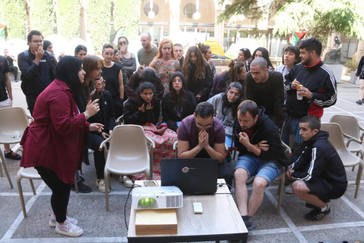 Reacció dels estudiants a la votació del Consell de govern de la UdL (fotografia: ACN / Ignasi Gómez).