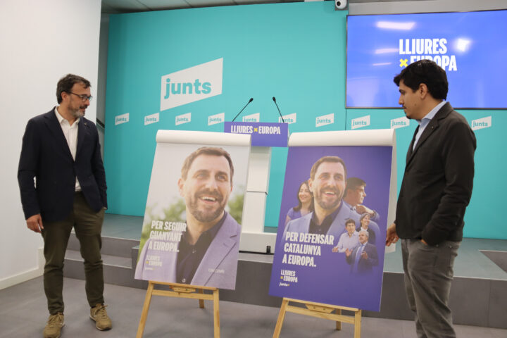 El número tres de les llista de Junts a les eleccions europees, Aleix Sarri, i el portaveu del partit, Josep Rius, destapant el cartel de la campanya electoral (fotografia: ACN / Marta Vidal).