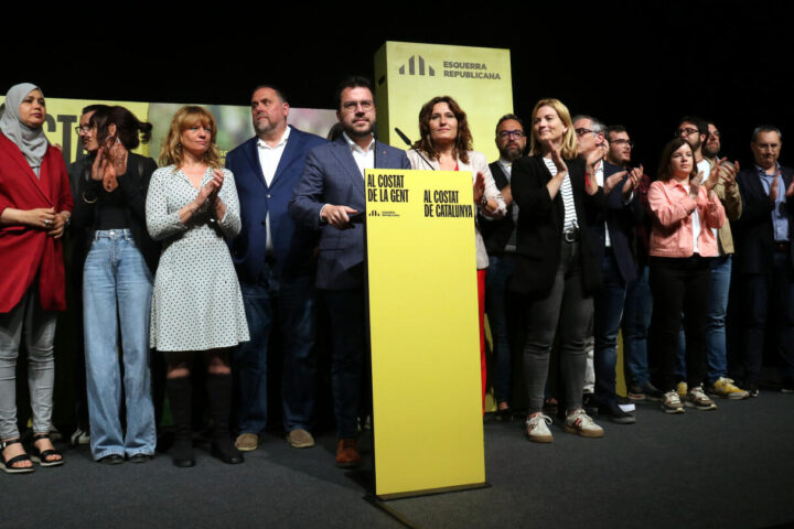 El president Pere Aragonès i uns quants membres de la llista electoral del 12-M (fotografia: ACN).