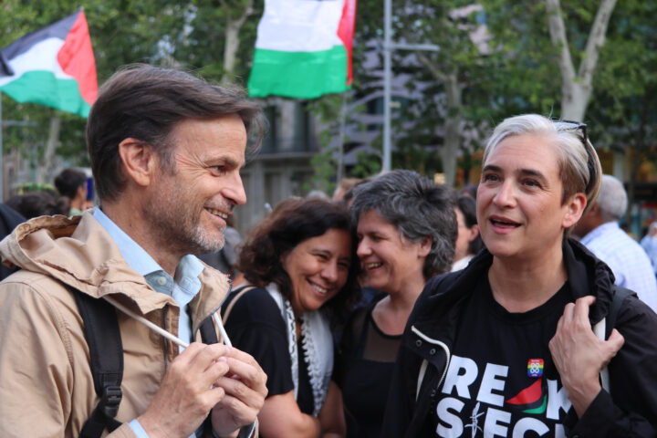 Jaume Asens i Ada Colau durant la concentració de dilluns 27 de maig