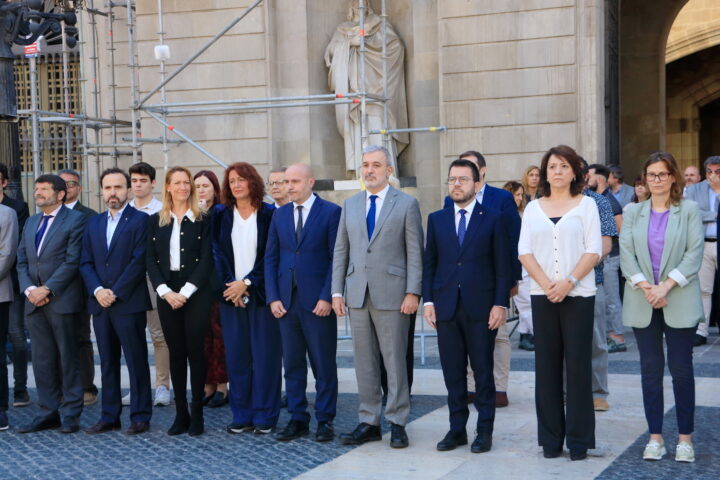 Un moment del minut de silenci a Barcelona (fotografia: ACN / Laura Fíguls).