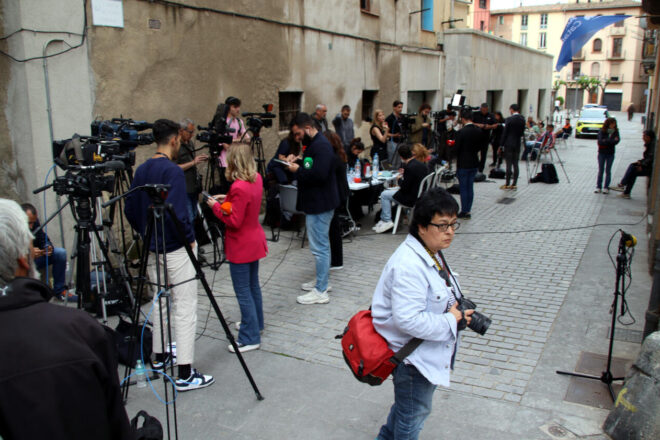 Més de dos-cents periodistes diuen prou a l’assetjament de l’extrema dreta a la premsa