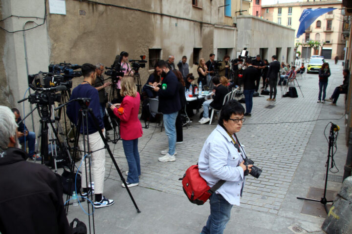 Periodistes treballant fora de la seu electoral d'Aliança Catalana, d'on van ser exclosos pel partit ultradretà a les eleccions al parlament (fotografia: ACN).