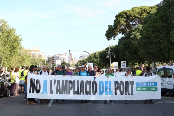 Milers de persones es manifesten a València contra l’ampliació nord del port