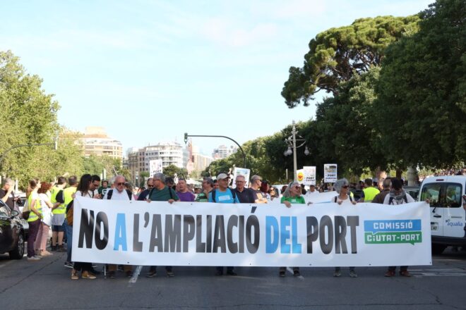 Milers de persones es manifesten a València contra l’ampliació nord del port