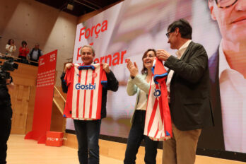 José Luis Rodríguez Zapatero, Sílvia Paneque i Salvador Illa, amb samarretes del Girona (fotografia: ACN).