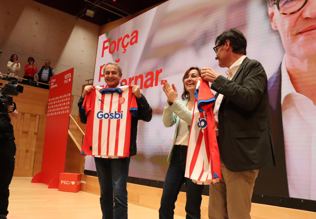 José Luis Rodríguez Zapatero, Sílvia Paneque i Salvador Illa, amb samarretes del Girona (fotografia: ACN).