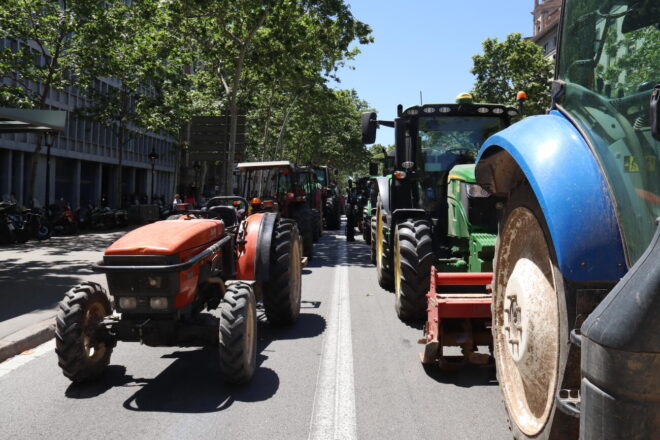 Tractors tallen parcialment la Gran Via de Barcelona per a protestar contra el “repartiment injust de l’aigua”