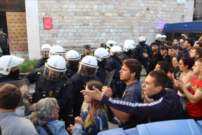 [VÍDEO] Tensió i càrregues de la policia en una concentració en contra del desallotjament de La Tancada