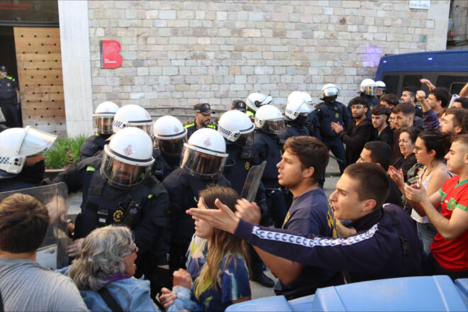 [VÍDEO] Tensió i càrregues de la policia en una concentració contra el desallotjament de la Tancada