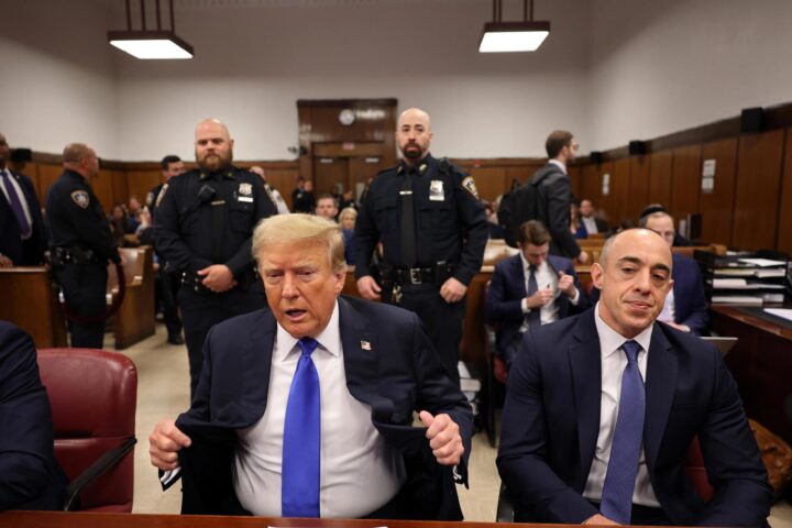 Donald Trump a la sala on ha estat jutjat, a Nova York (fotografia: Michael M. Santiago).
