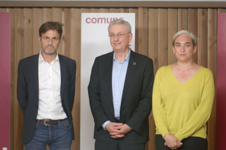 El candidat dels Comuns a les eleccions europees, Jaume Asens, i l'ex-batllessa de Barcelona, Ada Colau, reunits a la seu del partit amb el metge i polític palestí Mustafa Barghouti (fotografia: Comuns).