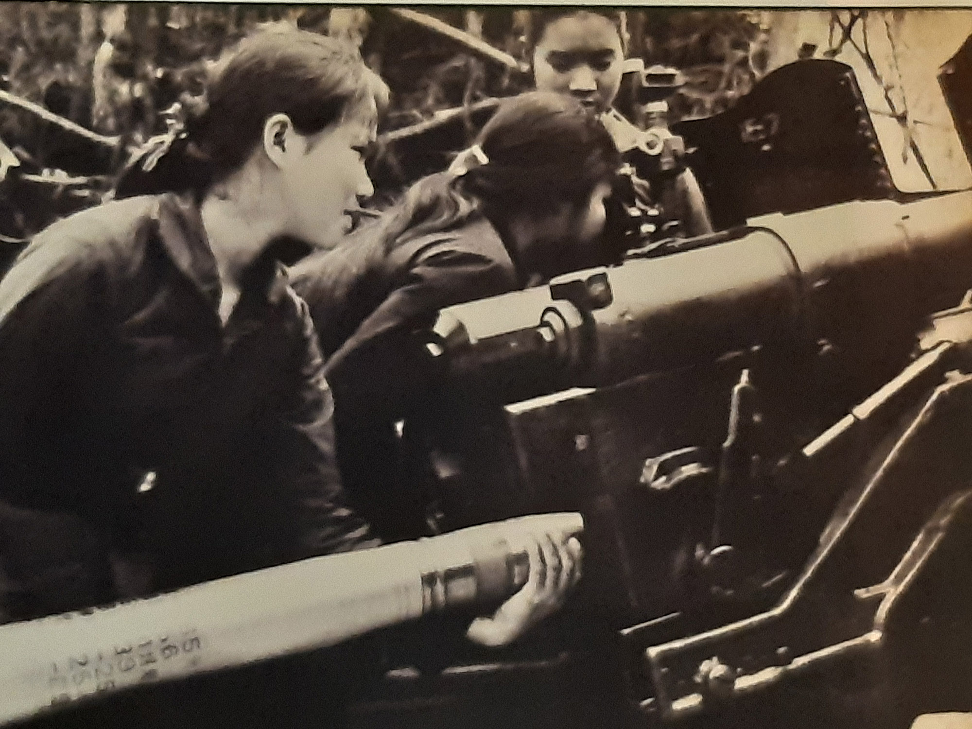 Batalló d'artilleria femenina. Museu de la Dona del Vietnam, a Hanoi (fotografia: Xavier Montanyà).