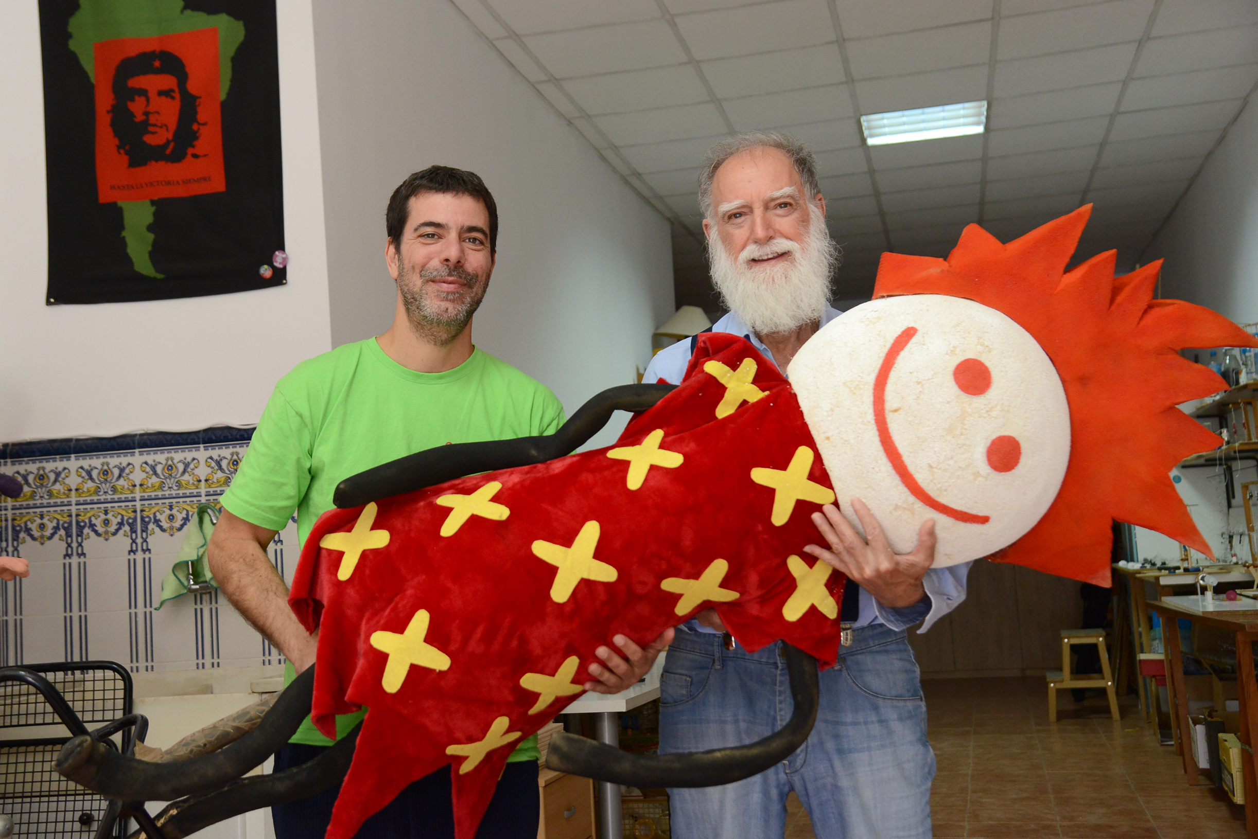 Joan Escrivà Avinyó i Joan Escrivà Torres amb el ninot original del personatge Camacuc