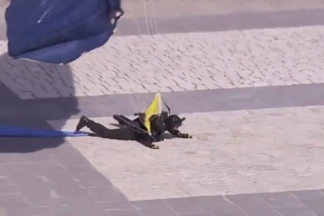 [VÍDEO] Nou ridícul d’un paracaigudista de la policia espanyola: s’estampa davant de Felipe VI