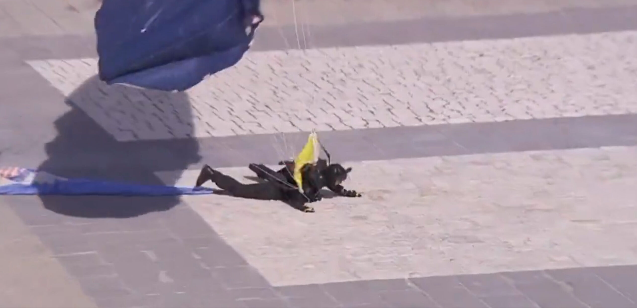 El moment en què el policia espanyol s'estampa contra el terra.