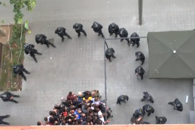 Un detingut durant el desnonament d’una parella gran a la Barceloneta