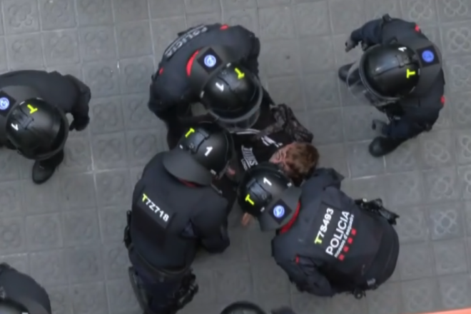 Un detingut durant el desnonament d’un parella gran a la Barceloneta