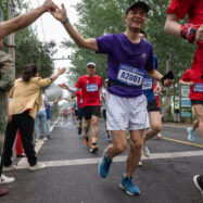 La darrera tendència en benestar a la Xina? Les maratons. Però bona sort per a aconseguir-hi una plaça
