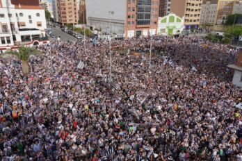 Afeccionats del Castelló omplen la plaça Teodoro Izquierdo per a celebrar l'ascens (fotografia: CD Castelló)