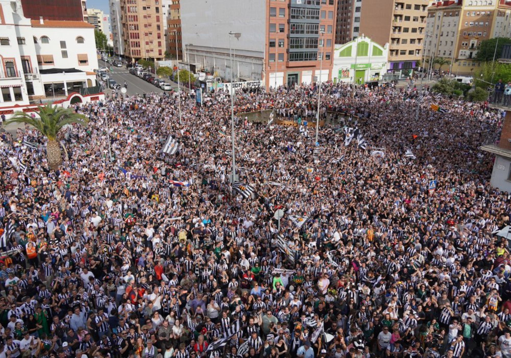 Afeccionats del Castelló omplen la plaça Teodoro Izquierdo per a celebrar l'ascens (fotografia: CD Castelló)