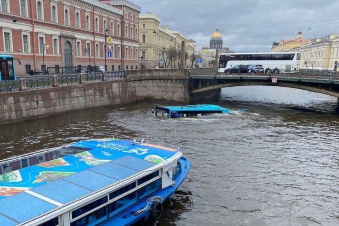 Set morts, pel cap baix, per la caiguda d’un autobús en un canal de Sant Petersburg