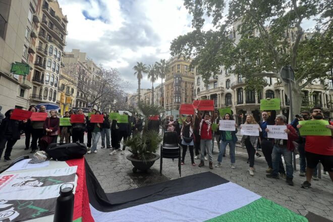 Un grup de manifestants ocupen la seu d’ACCIÓ per exigir que el govern trenqui relacions amb Israel