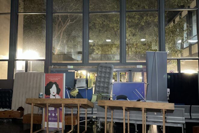 Els estudiants de l’acampada per Palestina es tanquen a la Facultat de Filosofia de la Universitat de València