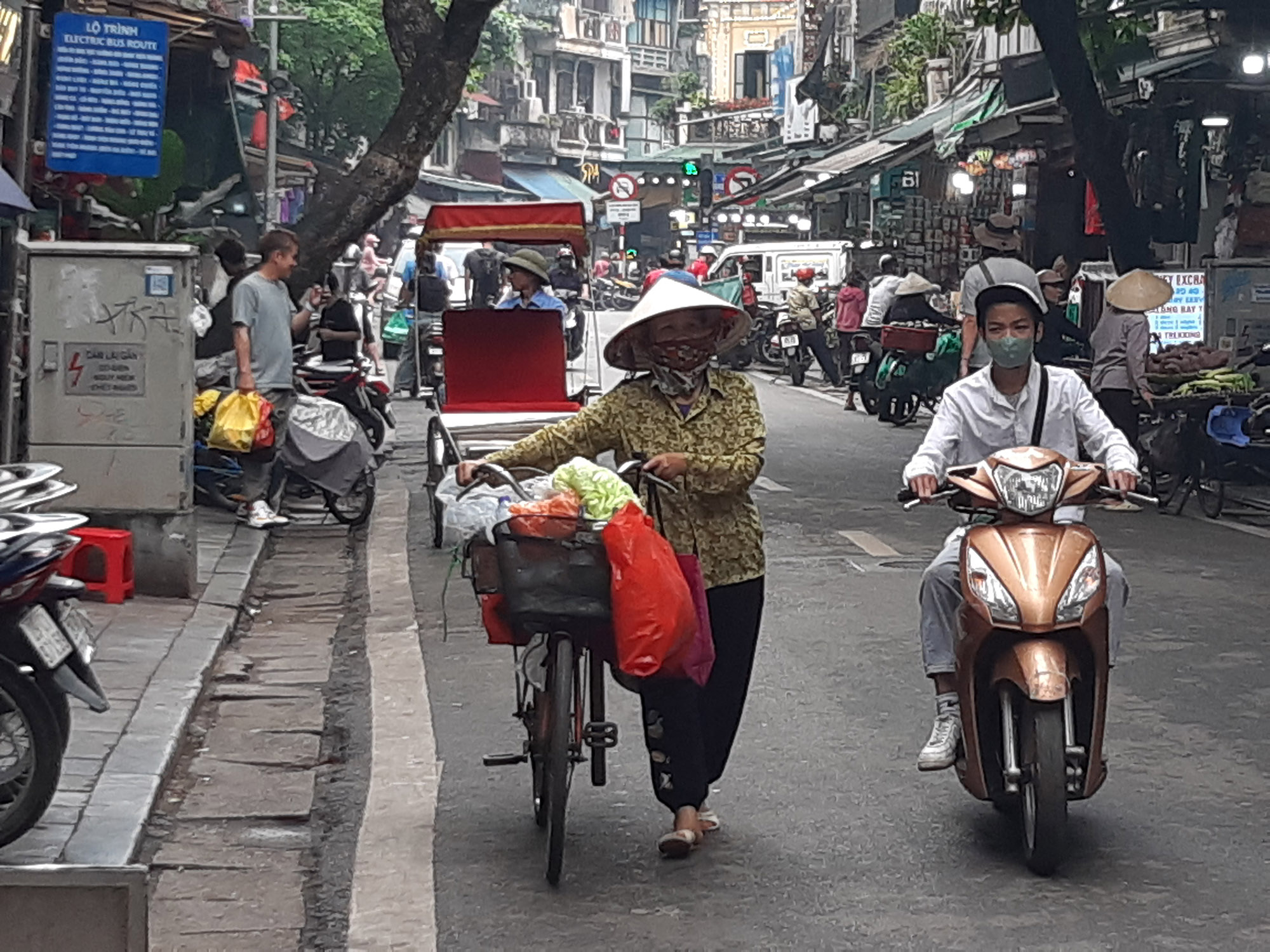 Nguyen Phan Que Mai: "Anant en moto vaiig tornar a escriure poesia" (fotografia: Xavier Montanyà).
