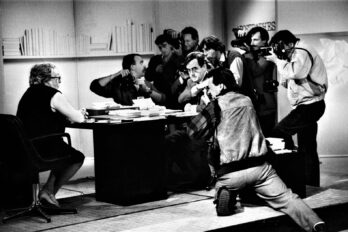 Marguerite Duras, al plató del programa 'Apostrophe', amb Bernard Pivot i els fotògrafs, l'any 1984