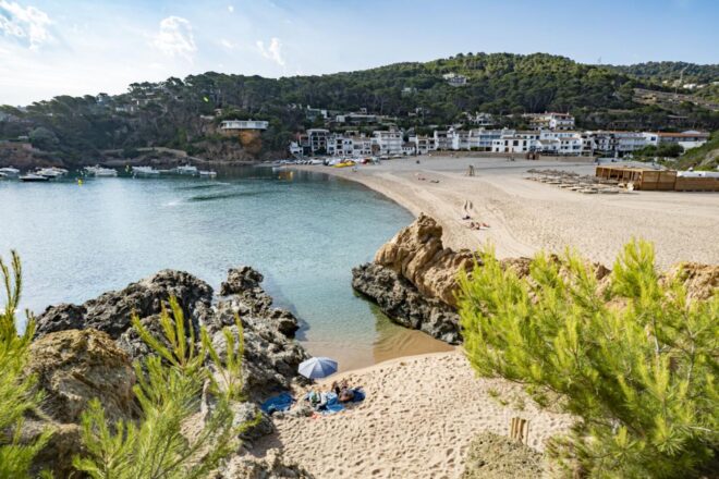 S’ha mort ofegat un jove de vint-tres anys mentre col·locava boies en una platja de Begur