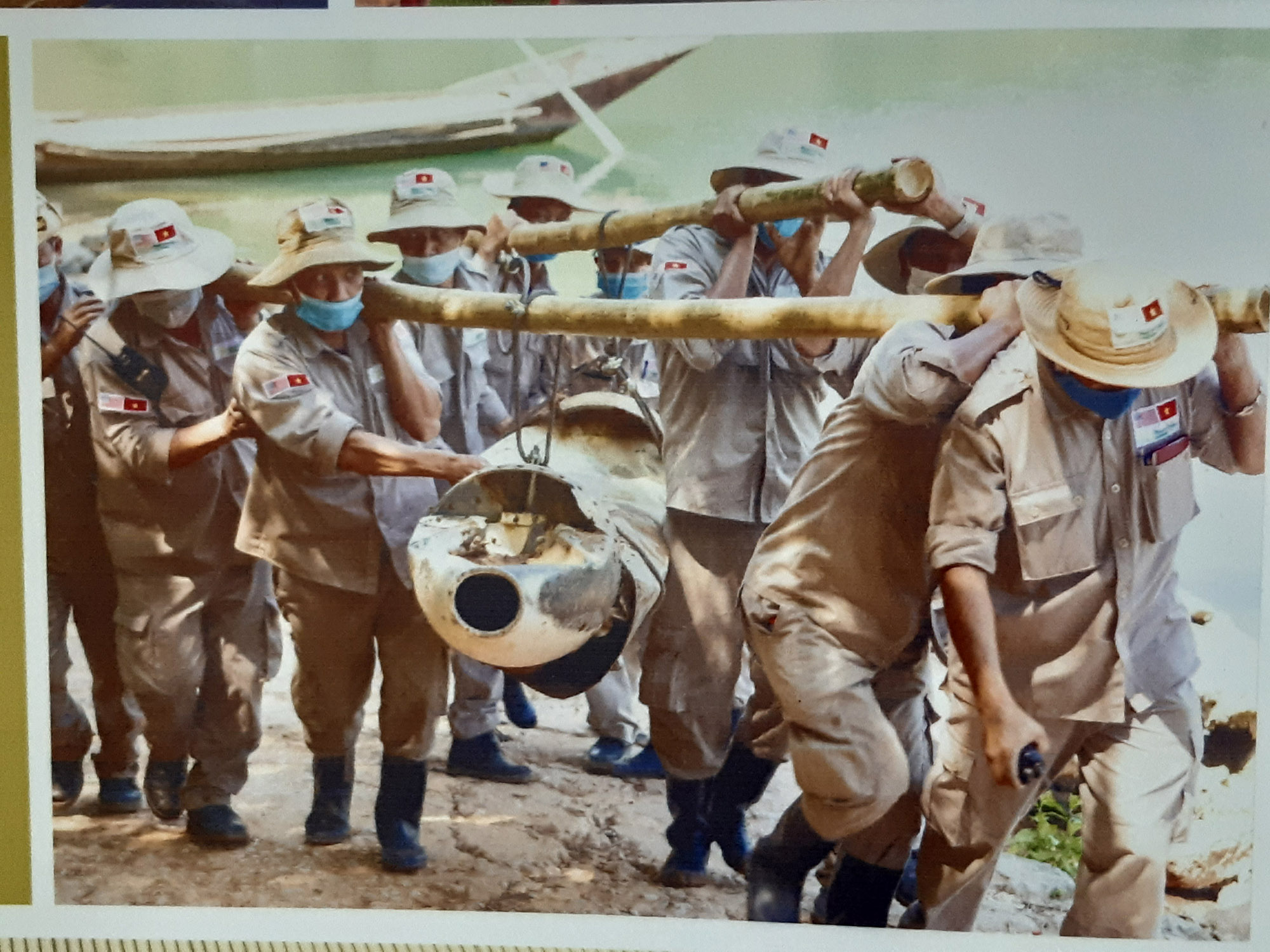 Trasllat d'una bomba desenterrada i desactivada. Oficina de Peace Trees (fotografia: Xavier Montanyà).