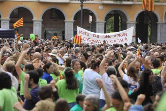 Una multitud omple la plaça Major de Palma en defensa del català