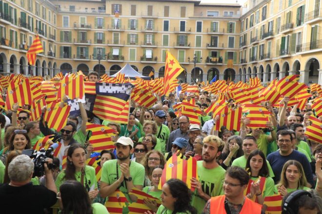 Una multitud desborda la plaça Major de Palma en defensa del català